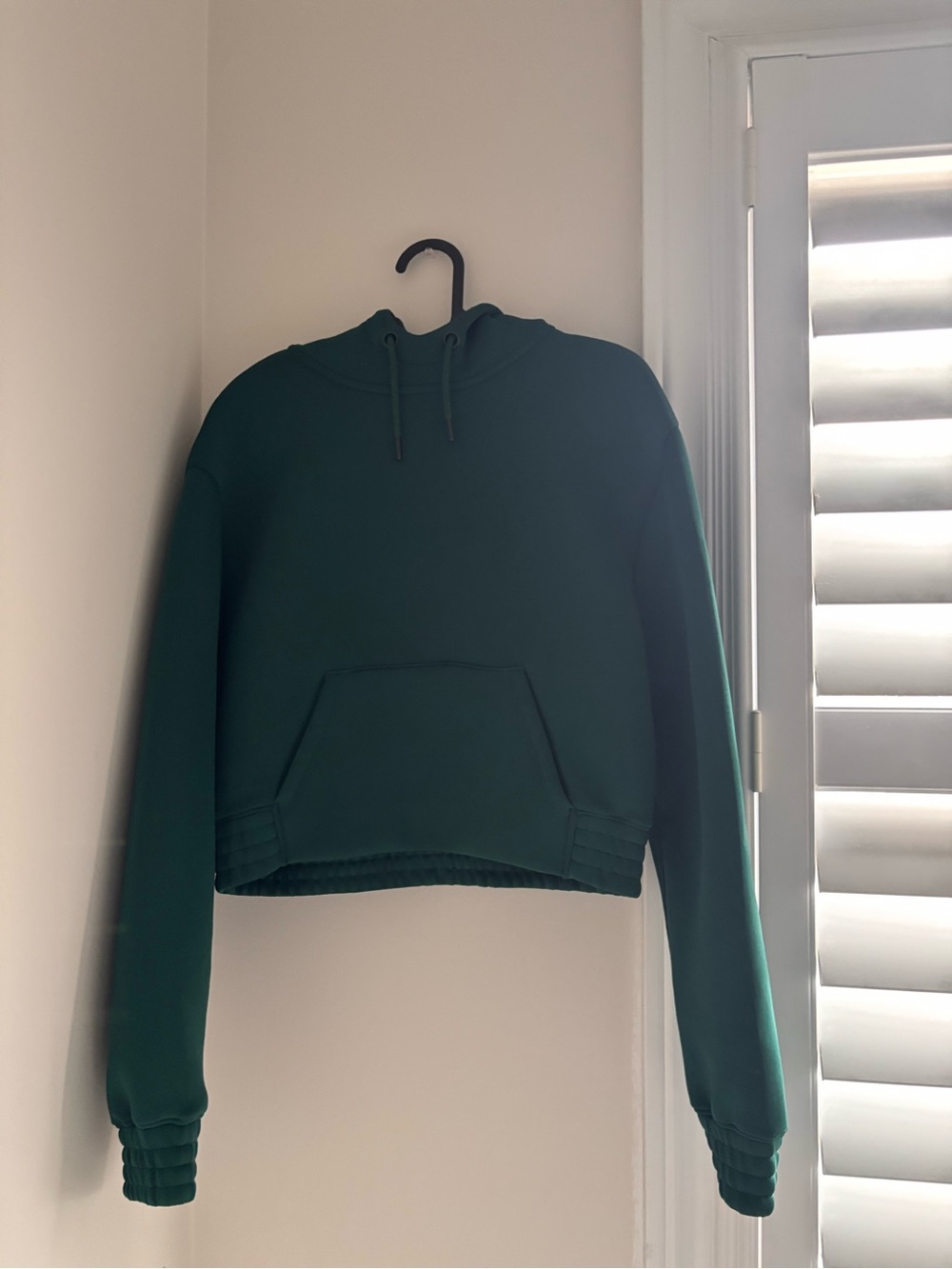 Cropped Athleisure Hooded Sweatshirt in Deep Green